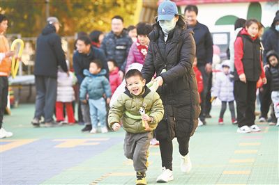 在北京市東城區(qū)欣苑幼兒園舉辦的“冬日暖陽(yáng) 樂(lè)享運(yùn)動(dòng)”親子運(yùn)動(dòng)會(huì)上，家長(zhǎng)陪伴孩子共同體驗(yàn)運(yùn)動(dòng)的快樂(lè)，家校聯(lián)手呵護(hù)孩子健康成長(zhǎng)。 新華社記者 金良快攝