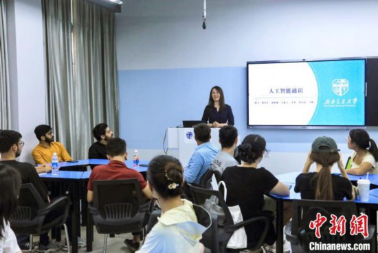 9月4日,西南交大首門人工智能通識課的第一課開講。 中新社記者 王磊 攝