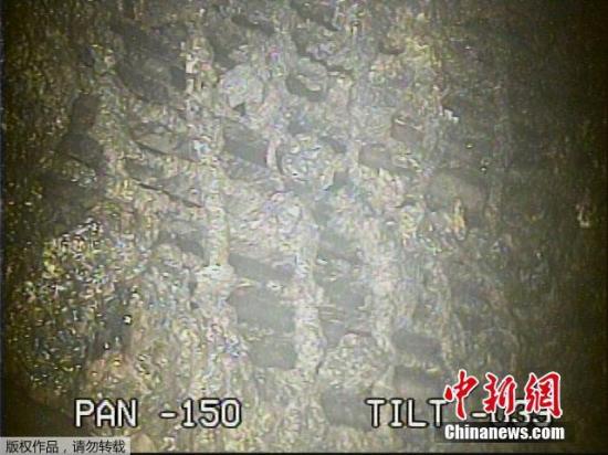 當?shù)貢r間2月2日,東京電力公司公布對福島第一核電站2號機組反應(yīng)堆安全殼內(nèi)拍攝到的圖像。根據(jù)分析,結(jié)果顯示內(nèi)部空間輻射量推算為最大每小時530希沃特。圖為機器人拍到的受損反應(yīng)堆底部的物質(zhì)。