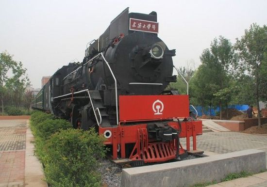 高校校園內(nèi)通火車成全國首個校內(nèi)通火車的大學(xué) 網(wǎng)友：校園是得有多大