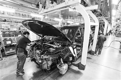 某新能源汽車智能制造基地總裝車間，工作人員正在工作。新華社記者 李博 攝