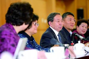 3月8日，全國政協(xié)舉行教育界別聯(lián)組會(huì)議，教育部部長袁貴仁右三到會(huì)聽取建議。