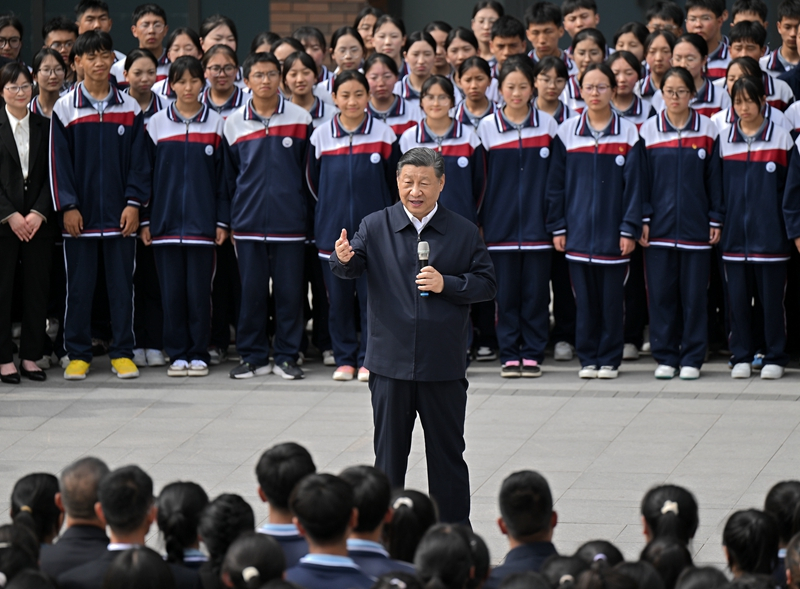 2024年6月18日，習(xí)近平總書記在青海果洛西寧民族中學(xué)考察時(shí)，同師生們親切交流。