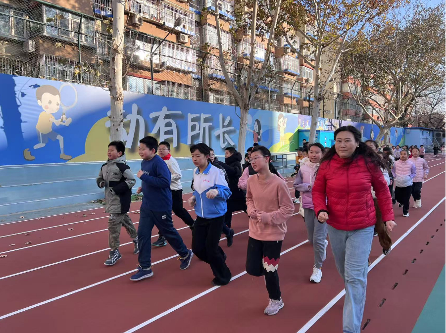 學(xué)生們?cè)诎嘀魅闻阃屡懿?。人民網(wǎng) 白炅攝