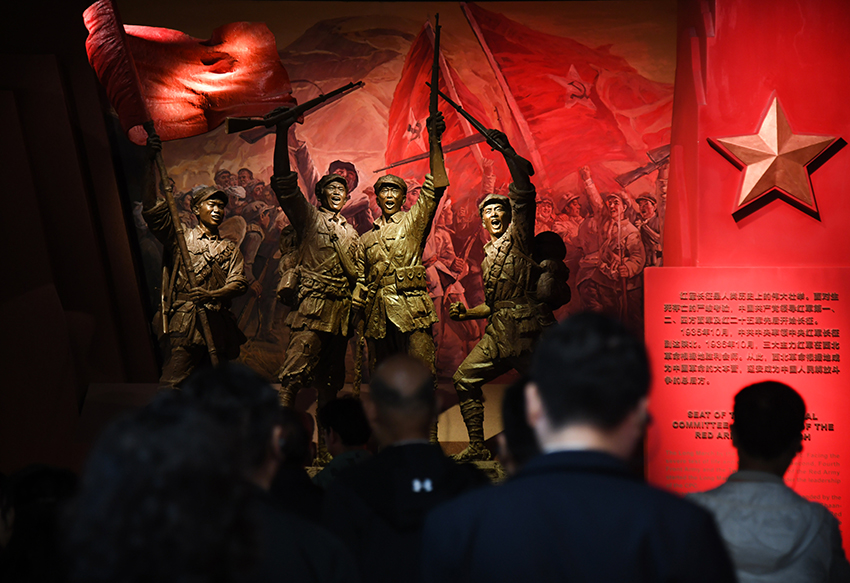 圖為2024年5月9日，游客在延安革命紀(jì)念館參觀。 新華社記者 張博文 攝