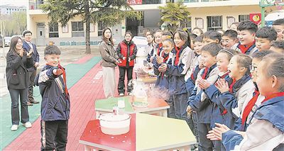圖為河南省鞏義市大峪溝鎮(zhèn)中心小學(xué)學(xué)生踴躍參與科學(xué)實(shí)驗(yàn)。 張毅力攝