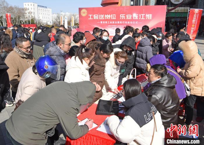 2月7日,求職者在安徽省淮南市工會(huì)就業(yè)援助行動(dòng)專場招聘會(huì)現(xiàn)場找工作。陳彬 攝