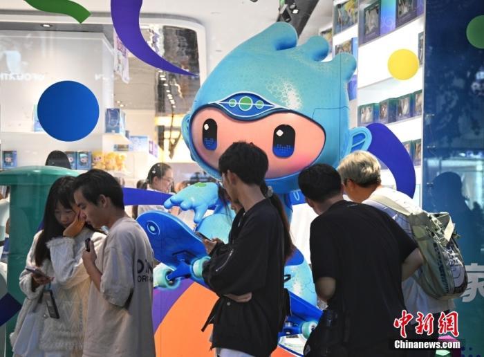 資料圖：9月23日，杭州第19屆亞運(yùn)會(huì)開幕式在浙江杭州奧體中心體育場舉行。圖為游人在亞運(yùn)特許商品店外排隊(duì)購物。<a target='_blank' href='/'>中新社</a>記者 王剛 攝