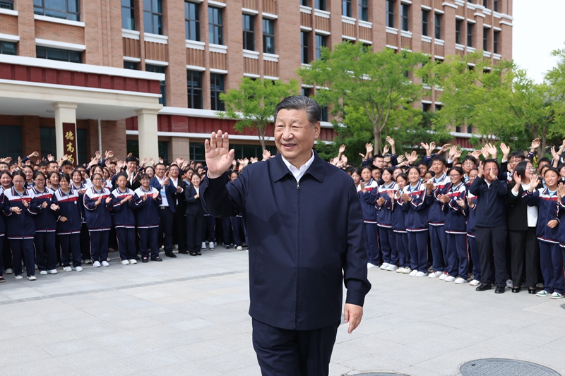2024年6月18日，習(xí)近平總書記在青海果洛西寧民族中學(xué)考察時，向師生們揮手致意。