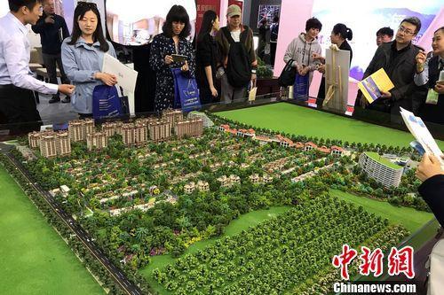 資料圖:民眾在2017年北京春季房展會(huì)上的某樓盤(pán)展臺(tái)咨詢。<a target='_blank' _fcksavedurl='http://www.chinanews.com/' ></table>中新網(wǎng)</a> 程春雨 攝