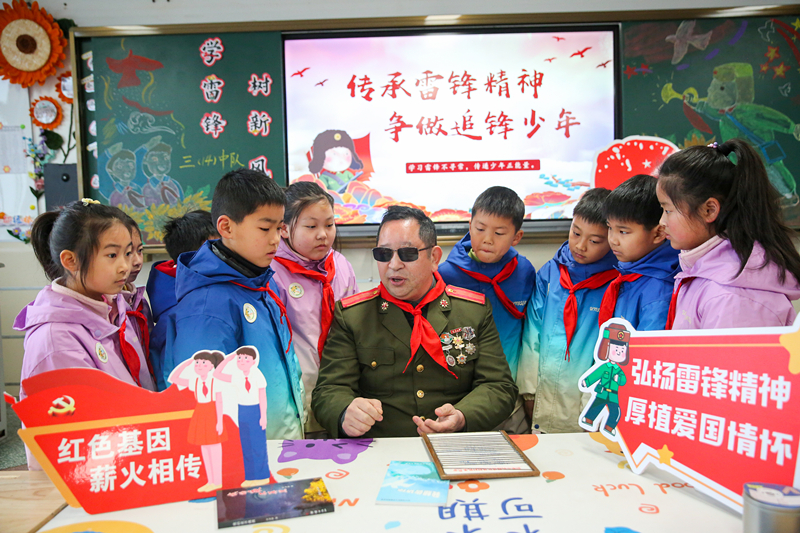 2025年3月3日，江蘇南通如皋市安定小學(xué)里，傷殘軍人許波銀在思政小課堂上向?qū)W生講述雷鋒故事。