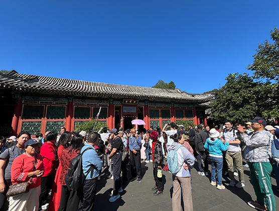 游客在頤和園游覽。人民網(wǎng)記者 李楠樺攝