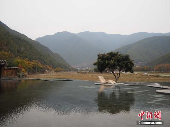 云南迪慶州維西縣塔城鎮(zhèn)啟別村天域塔城酒店，四面被群山環(huán)抱，風(fēng)景宜人。高雅曼 攝